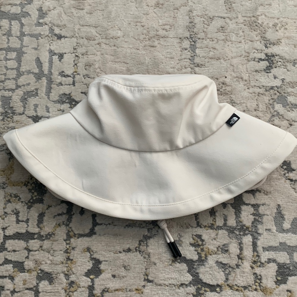 Like new North Face wide brim outdoor bucket hat